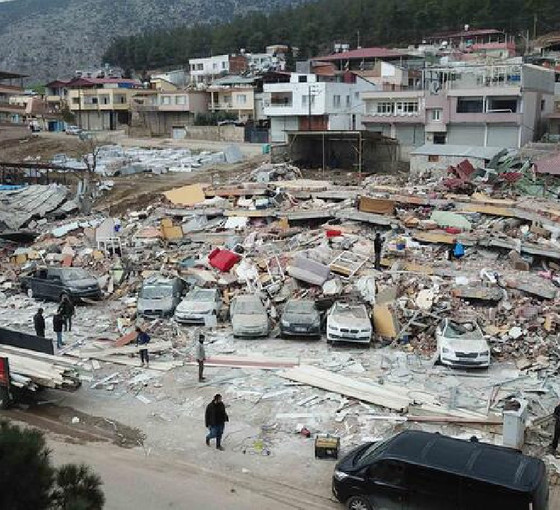 Deprem bölgesinde inceleme yapan uzmanlar: Yıkılan binalarda 'nervürlü demirler' kullanılmamış