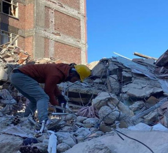 Malatya'da incelemelerde bulunan ekip: Betonda ahşap ve kil vardı