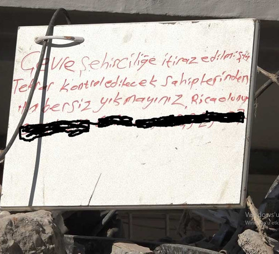 Adıyaman'da deprem sonrası: 'Evimizi yıkmayın' yazan da var, yaşadığını ispatlamaya çalışan da