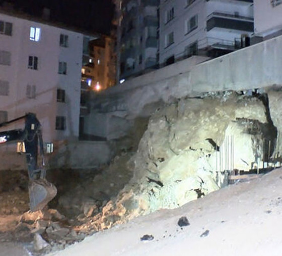 İnşaat kazısında iki apartmanın istinat duvarı çöktü: 34 daire tahliye edildi