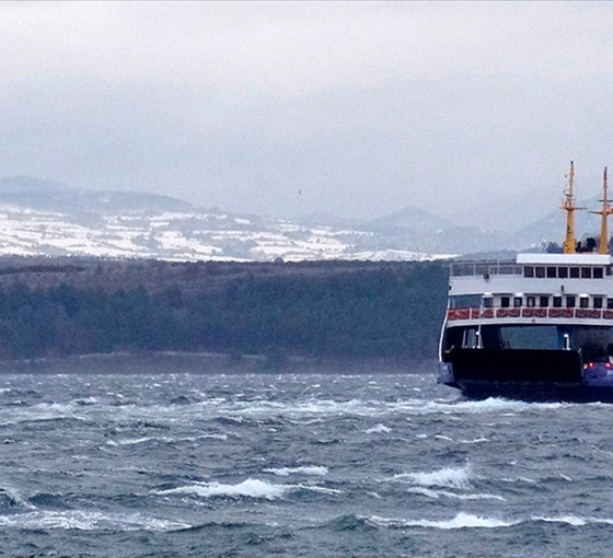 Çanakkale'de feribot seferleri fırtına nedeniyle iptal edildi