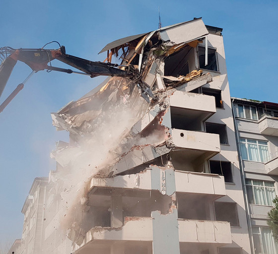 Kocaeli'de 1999 Marmara Depremi'nde hasar gören iş merkezi yıkılıyor