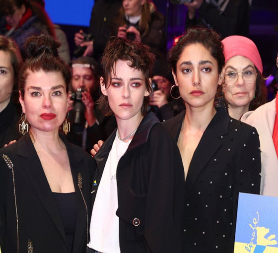 Kırmızı halıda Ukrayna'yla dayanışma gösterisi: Festivalin jüri başkanı Kristen Stewart da katıldı