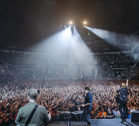 Toten Hosen konserinde depremzedeler için bağış toplandı