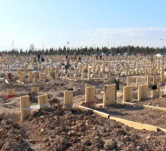 Yanyana yüzlerce mezar: Yakınlarını bulmak için kıyafet bağladılar