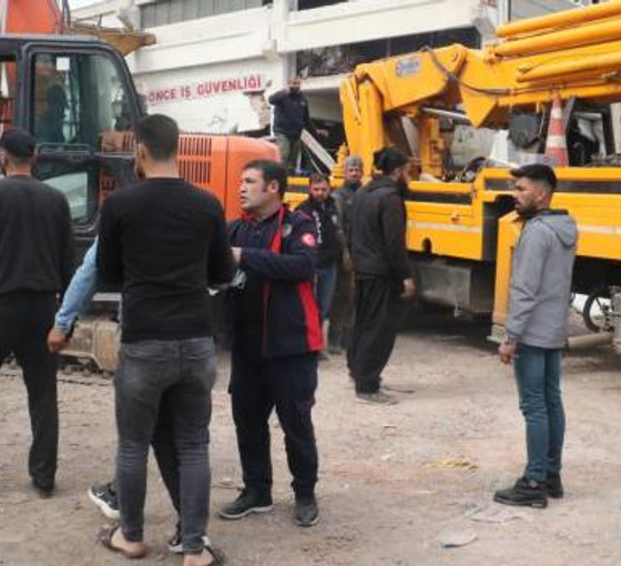 Maraş'ta depremde hasar alan metal fabrikası çöktü: Bir ölü, dört yaralı