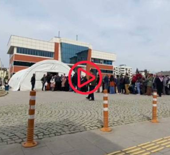 Depremin 22'inci gününde çadır kuyruğu