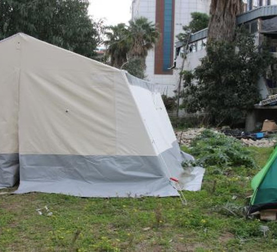 Defne ve Samandağ'a yeterli çadır gitmedi, depremzedeler seralarda kalıyor