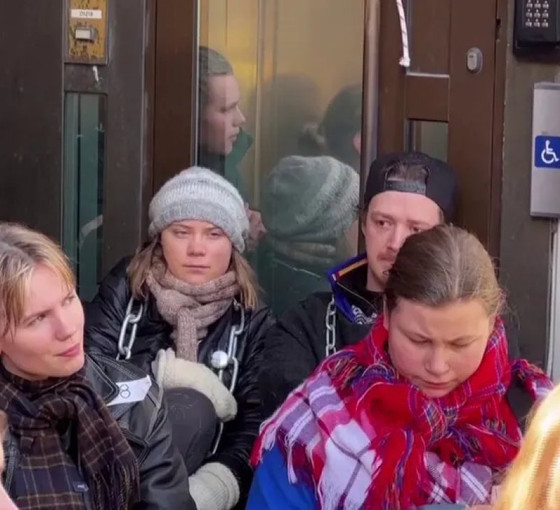 Greta Thunberg'in başını çektiği çevreciler Norveç'te 'hükümeti kapattı'