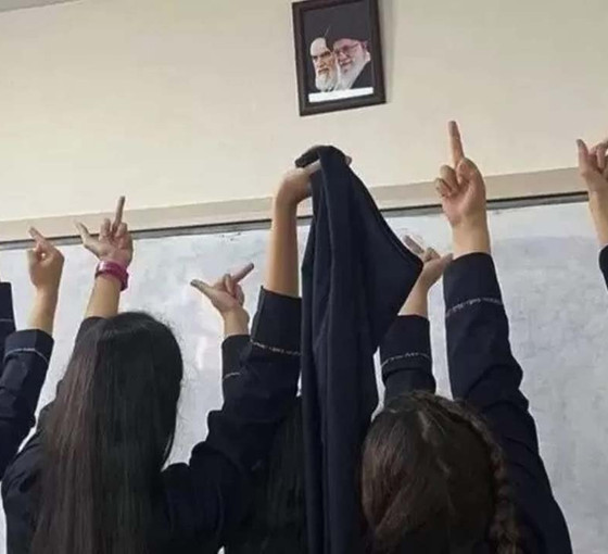İran'da hükümet intikam peşinde: Protestolarda öne çıkan kadın öğrencilerin zehirlendiği iddia edildi