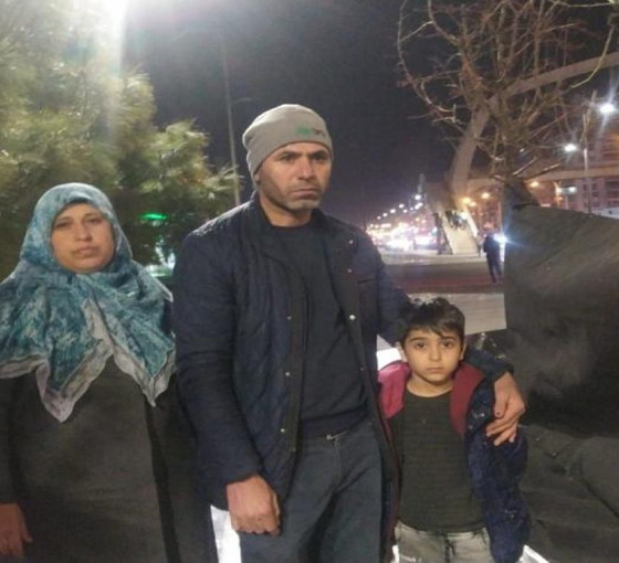 Evlerine ‘az hasarlı’ raporu verildikten sonra çadırdan çıkartılan aile sokakta kaldı