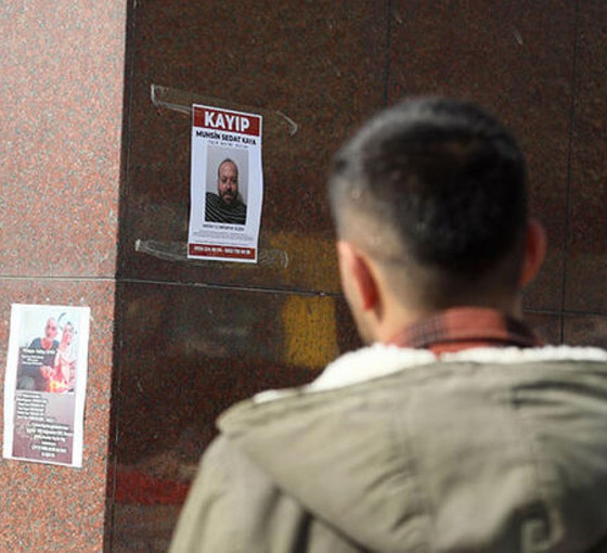 Depremde kaybolan yakınlarını ilanla arıyorlar