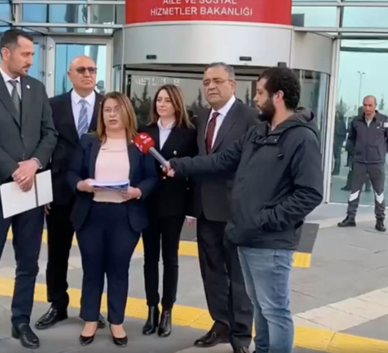 CHP'li vekiller Aile Bakanlığı önüne gitti: İhbar hattımıza 39 kayıp çocuk bilgisi geldi