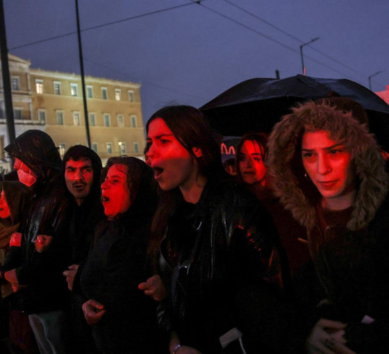 Yunanistan'da tren kazasına öfke büyüyor: İşçiler grevi uzattı, binlerce kişi protestolara katıldı