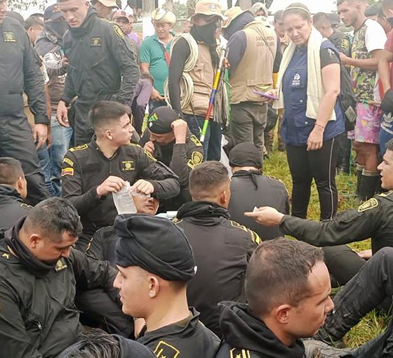 Kolombiya'da petrol şirketine protesto: İki kişi öldü, 79 polis rehin alındı