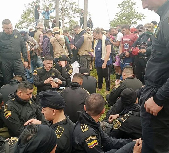 Kolombiya'da köylülerin alıkoyduğu 88 polis ve işçi serbest
