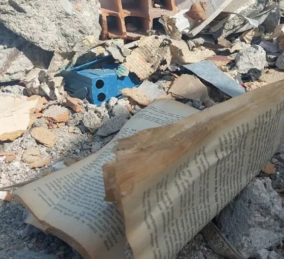 Hatay'daki sahaf dükkanı depremlerde yıkıldı: Eski eserler de dahil 90 bin kitap kurtarılamadı