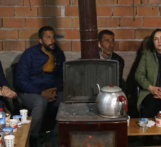 Selvi Kılıçdaroğlu depremin vurduğu Elbistan'da
