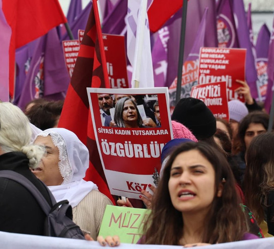 Yüzlerce kadın 8 Mart öncesi Kadıköy'den haykırdı