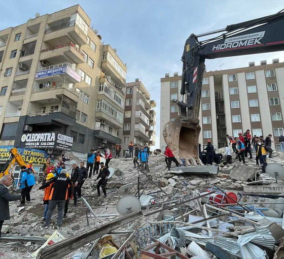Urfa'da bina çöktü: Enkaz altındaki kişi aranıyor