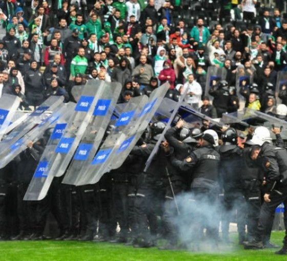 Sanatçılardan Amedspor'a yapılan ırkçı saldırılara tepki: Irkçılık ve şiddete hayır
