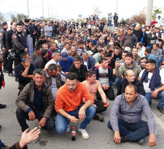 Domates üreticileri ihracat kısıtlamasının kaldırılmasını için eylem yaptı