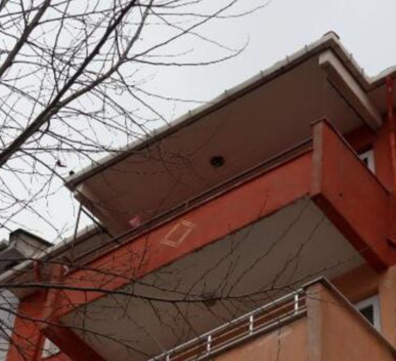 Edirne'de bir yurttaş beşinci kattan, çağırdığı taksinin üzerine düştü