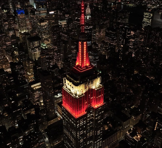 Empire State binası depremzedeler için kırmızı beyaz renklerle ışıklandırıldı