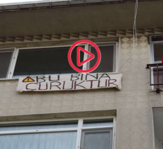 Gazeteci Canan Coşkun, Kadıköy'deki evini 'Bu bina çürüktür' yazılı pankart asıp boşalttı
