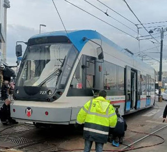 Sirkeci'de tramvay aynı yerde yeniden raydan çıktı