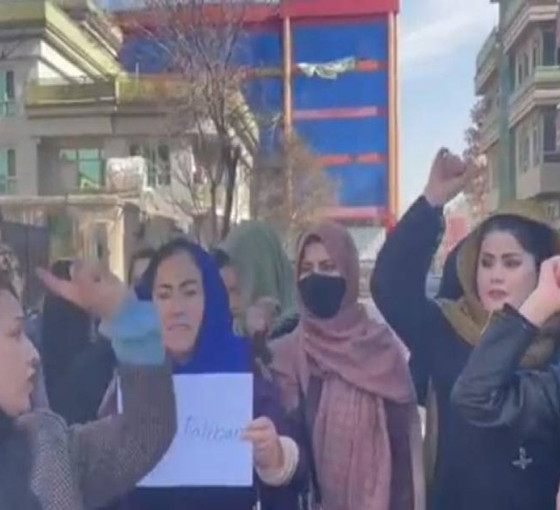 Kabil'de kadınlardan Taliban gölgesi altında 8 Mart yürüyüşü