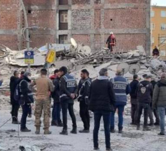 Malatya'da beş katlı bina çöktü