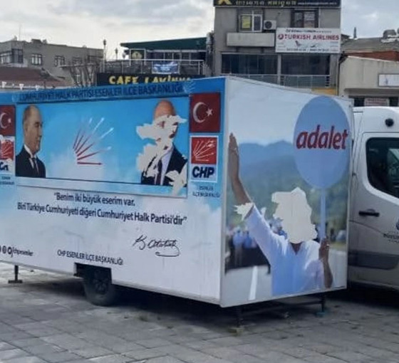 CHP'nin karavanında asılı olan Kılıçdaroğlu'nun afişi parçalandı