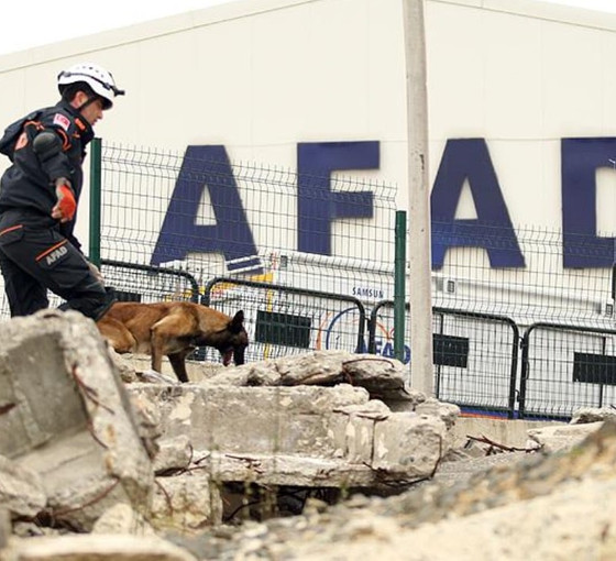 AFAD'ın yatak, duş ve tuvalet bulunan TIR'ları garajda tutuluyor