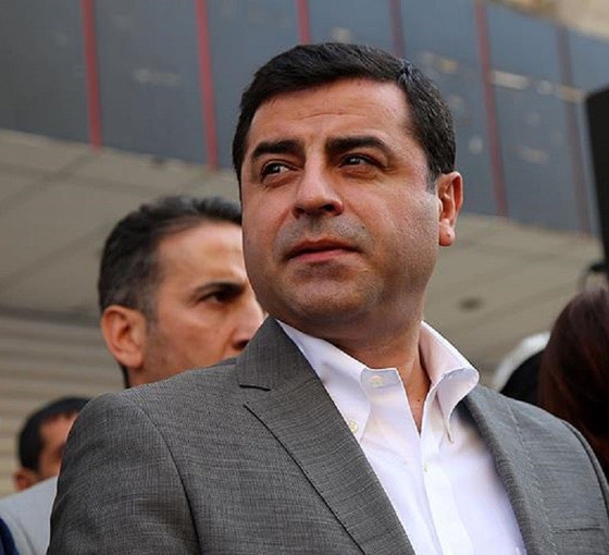 Demirtaş'tan Erdoğan'a: Siyaseti bıraktığını açıkla, ülke nefes alsın