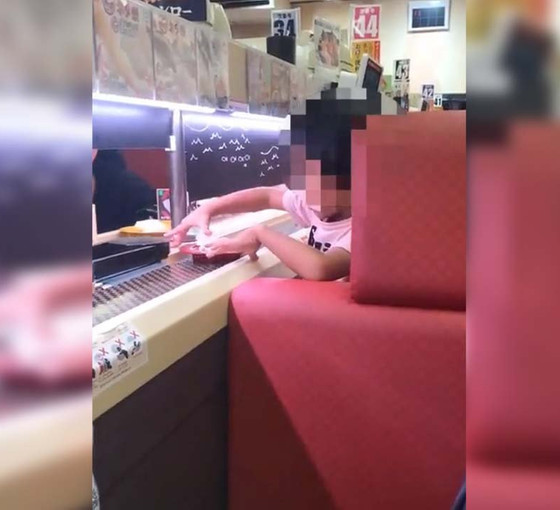Japonya'da 'suşi terörü': Viral olmak isteyen üç genç gözaltına alındı
