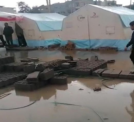 Şiddetli yağışın etkili olduğu İskenderun'da depremzedelerin çadırlarını su bastı