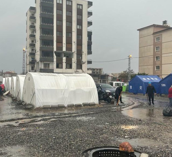 İskenderun’da depremzedelerin kaldığı çadırları su bastı
