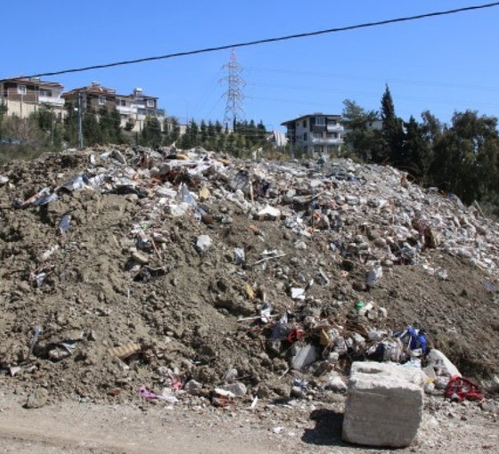 Hatay'da molozlar zeytinliklere döküldü