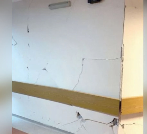 Sağlıkçılar hasarlı hastanede barınıyor: 'Akla, bilime ve vicdana sığmaz'