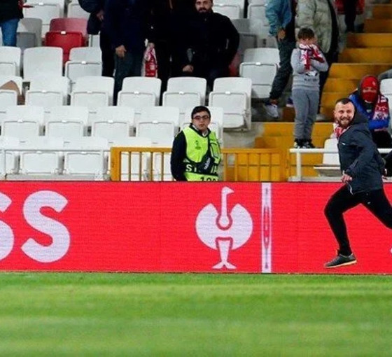 Sahaya girip Fiorentinalı futbolcuya saldıran iki taraftar tutuklandı