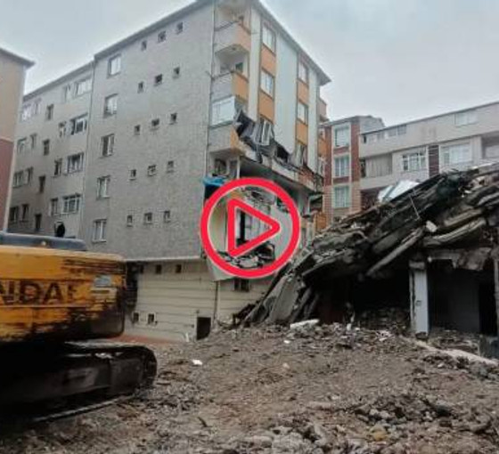 Bahçelievler'de yıkımı yapılan bina yan binanın üzerine çöktü