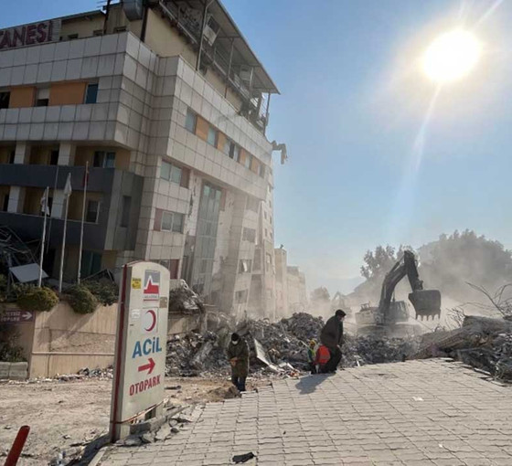 Türk Toraks Derneği: Sağlık çalışanları hasarlı hastanelerde çalışıyor