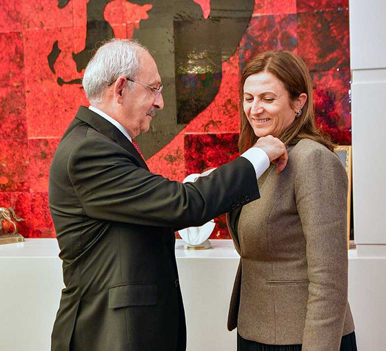 Kılıçdaroğlu Türkan Elçi ile görüştü, parti rozeti taktı