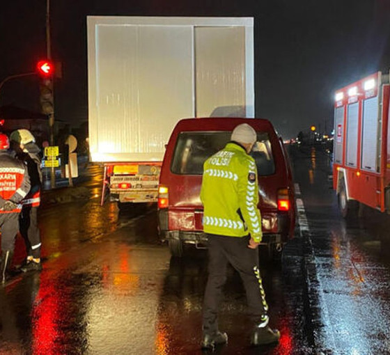 Deprem bölgesine konteyner taşıyan tıra minibüs çarptı: Bir ölü, iki yaralı