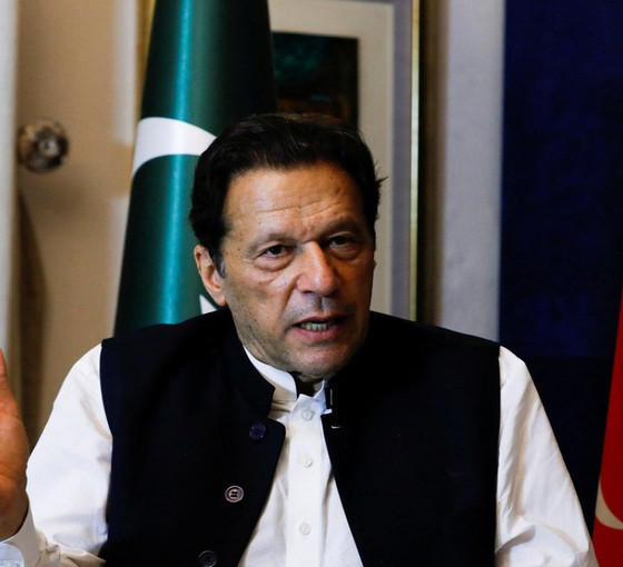 Pakistan'da polis eski başbakan Han'ın konutuna girdi