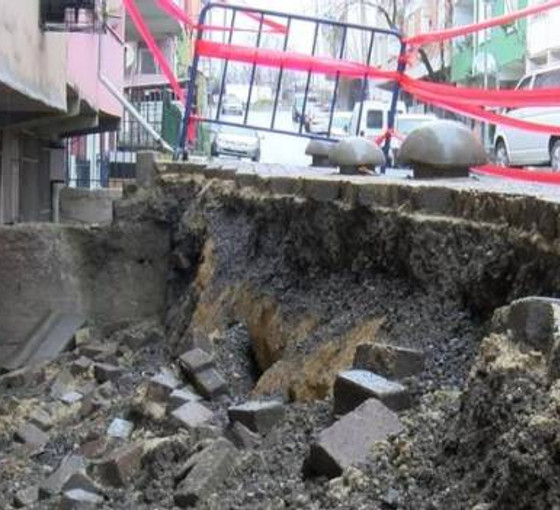 Avcılar'da istinat duvarı çöktü, bina hasar gördü