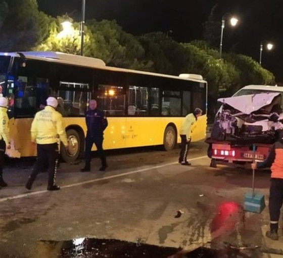 Silivri'de İETT otobüsü ile otomobil çarpıştı: Üç yaralı