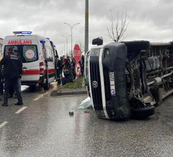 Kütahya'da minibüs ve işçi servisi çarpıştı: 7 yaralı