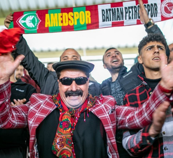 Amedspor, Petrolspor maçı için gittiği Batman'da çiçeklerle karşılandı